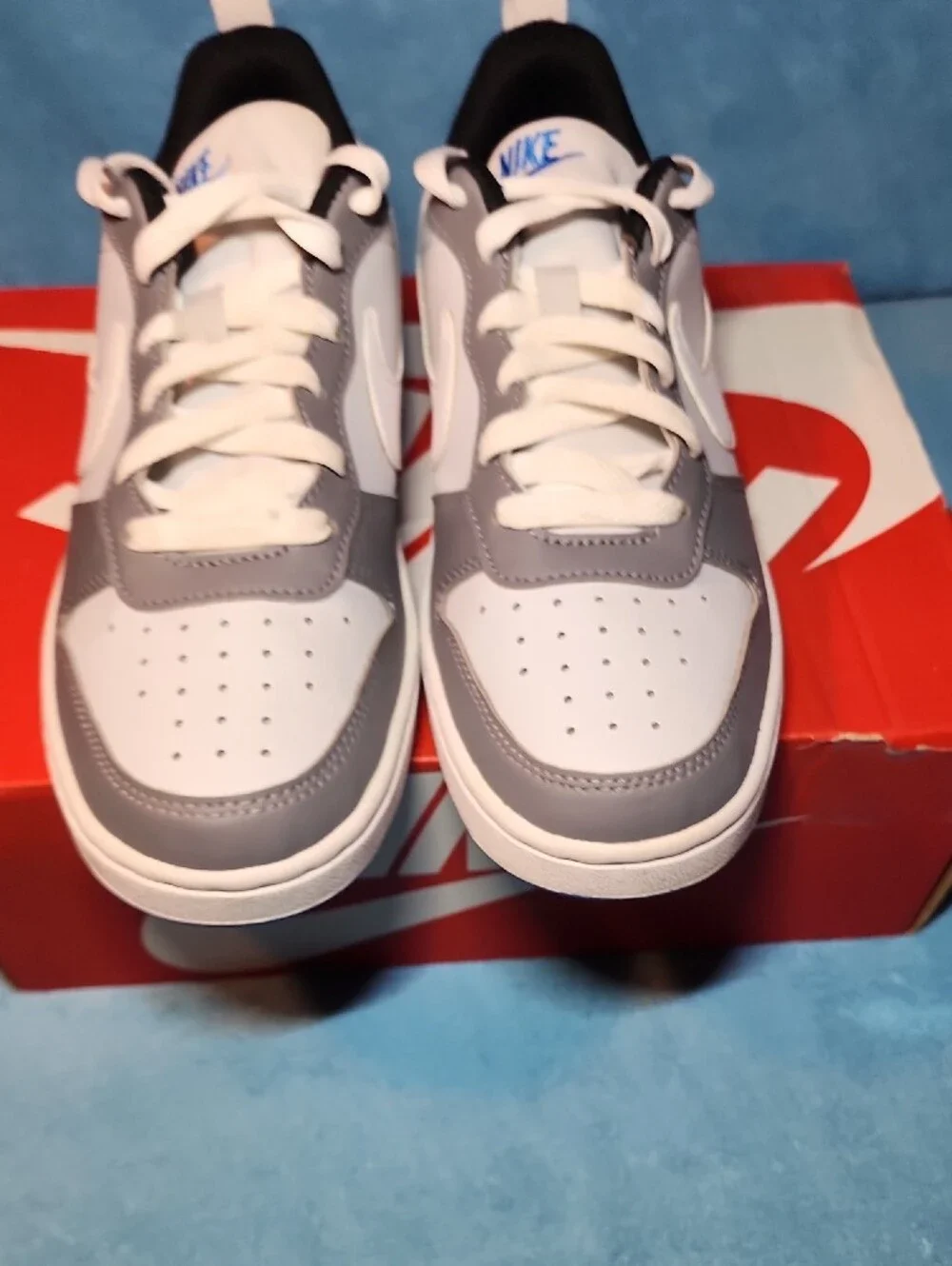 Nike COURT BOROUGH LOW RECRAFT(GS)  Kids Low-Top Sneakers in White and Gray